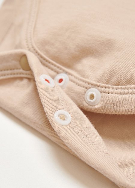 BABY Q彈棉質長袖包屁衣-工程車-卡其3