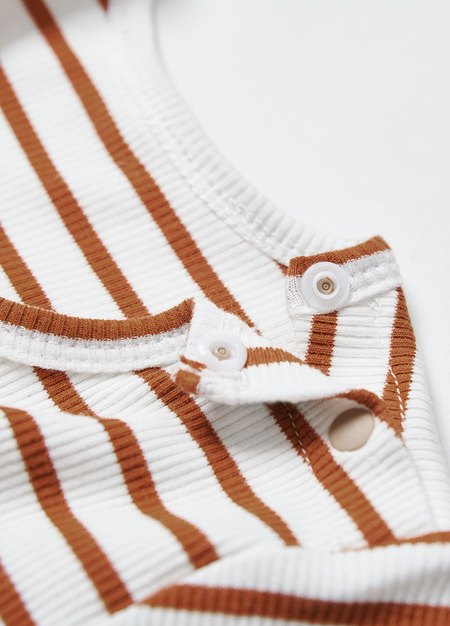 BABY 假兩件剪接連身包屁衣-駝色3