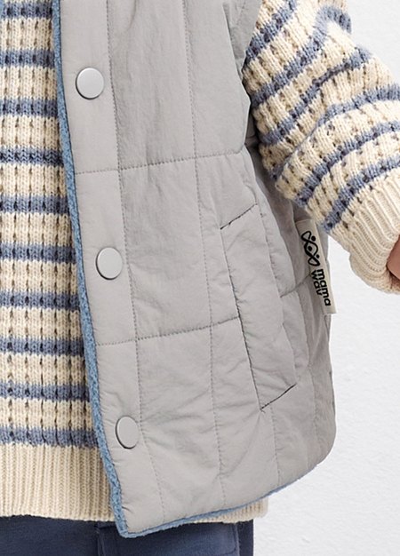 BABY壓紋雙面穿鋪棉背心-淺灰4