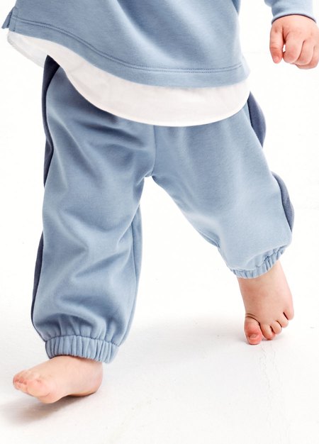 BABY撞色剪接束口褲-淺藍2