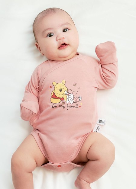 新生兒迪士尼蓄熱保溫長袖包屁衣-維尼與小豬-深粉3