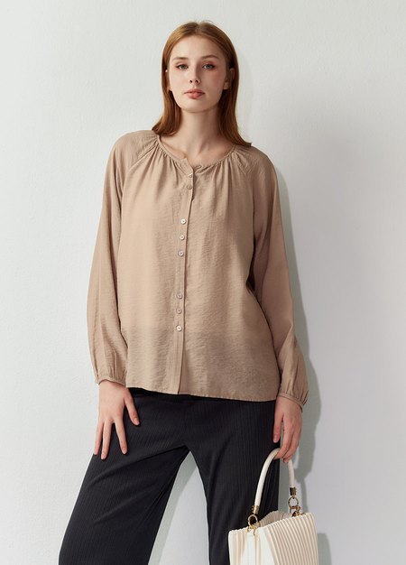 簡約圓領縮褶廓型孕哺襯衫-卡其4