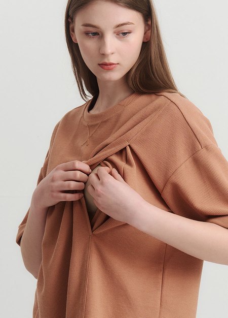 華夫格休閒寬版孕哺上衣-駝色2